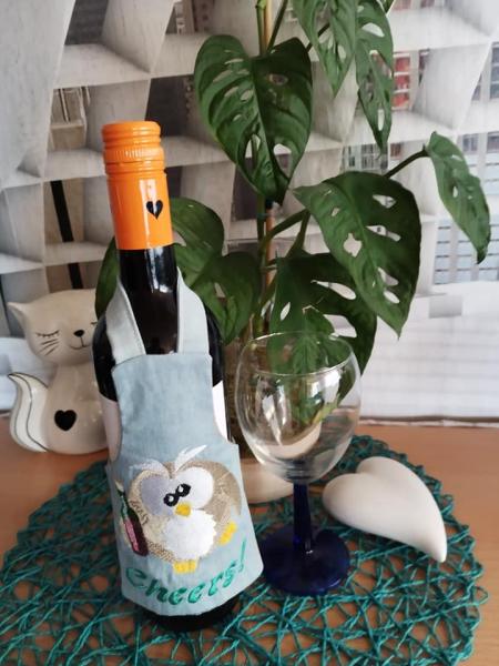 ITH - Stickdatei Flaschenschürze Eule mit Weinflasche